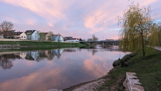 Fluss. Lila Himmel, Sonnenuntergang
