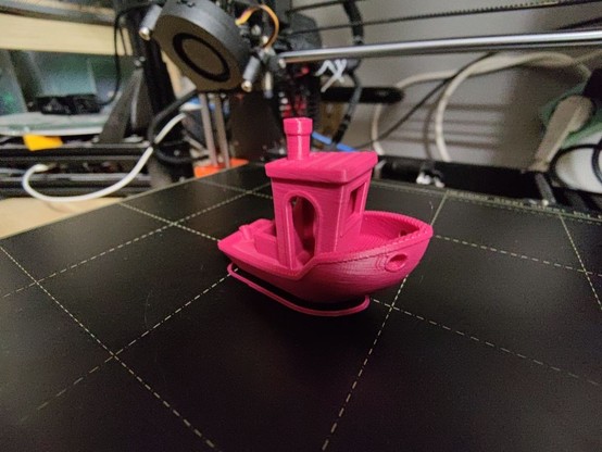 Ein pinkes, 3D gedrucktes Schiff 